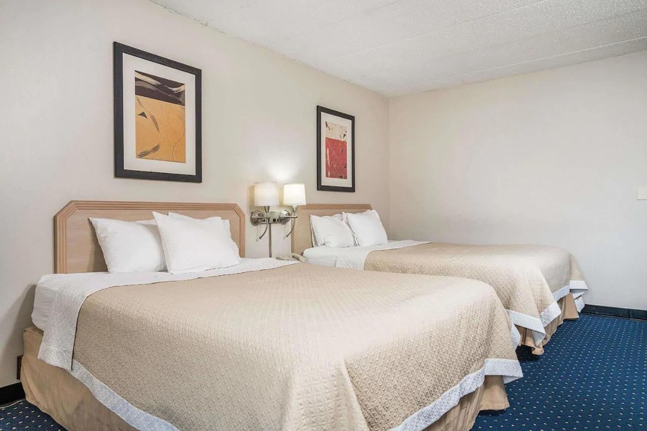 Days Inn Hotel & Conference Center Ла-Кросс Экстерьер фото