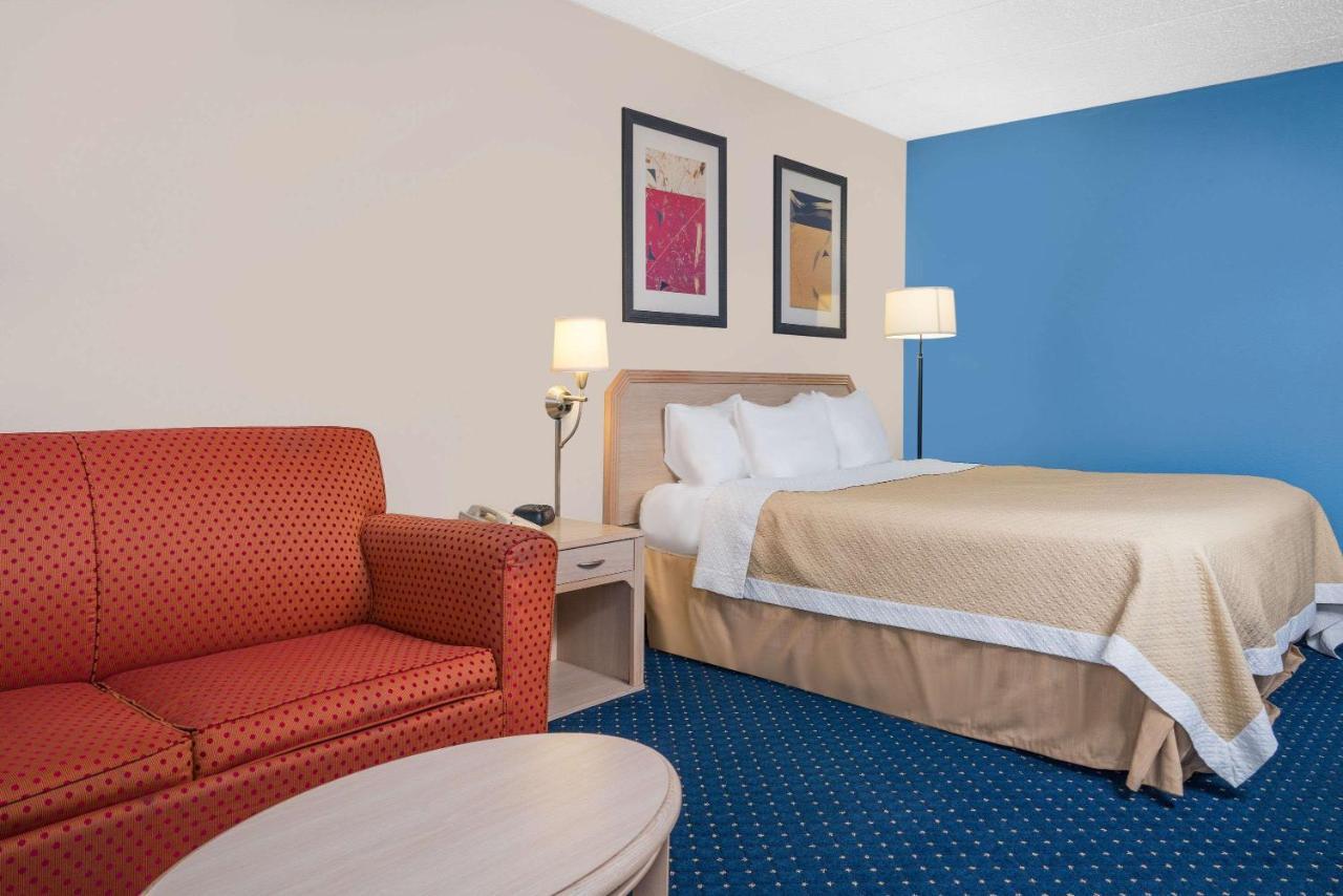 Days Inn Hotel & Conference Center Ла-Кросс Экстерьер фото