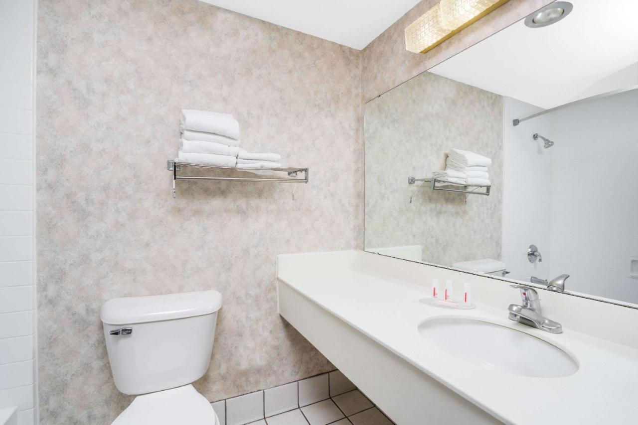 Days Inn Hotel & Conference Center Ла-Кросс Экстерьер фото