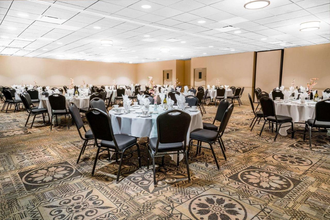 Days Inn Hotel & Conference Center Ла-Кросс Экстерьер фото