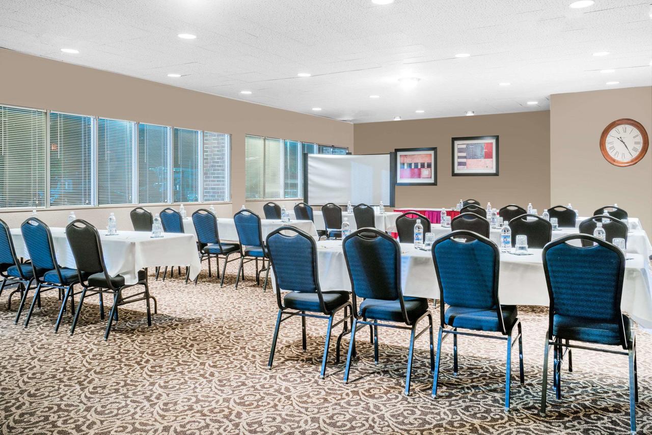 Days Inn Hotel & Conference Center Ла-Кросс Экстерьер фото