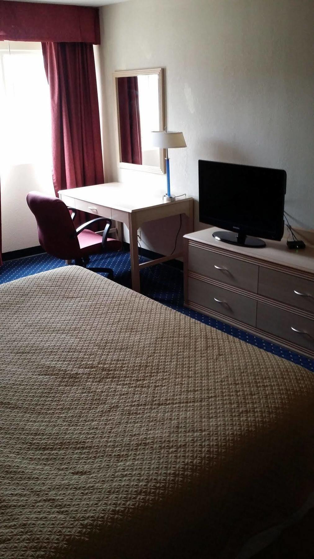 Days Inn Hotel & Conference Center Ла-Кросс Экстерьер фото